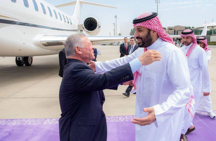 ملك الأردن يصل إلى جدة وولي العهد السعودي في مقدمة مستقبليه