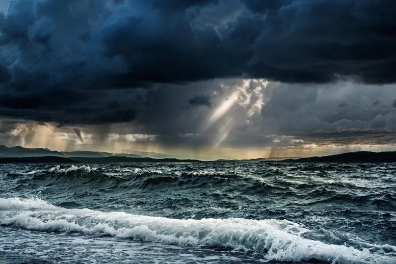 أمطار غزيرة عاصفة البحار بحيرة المحيط