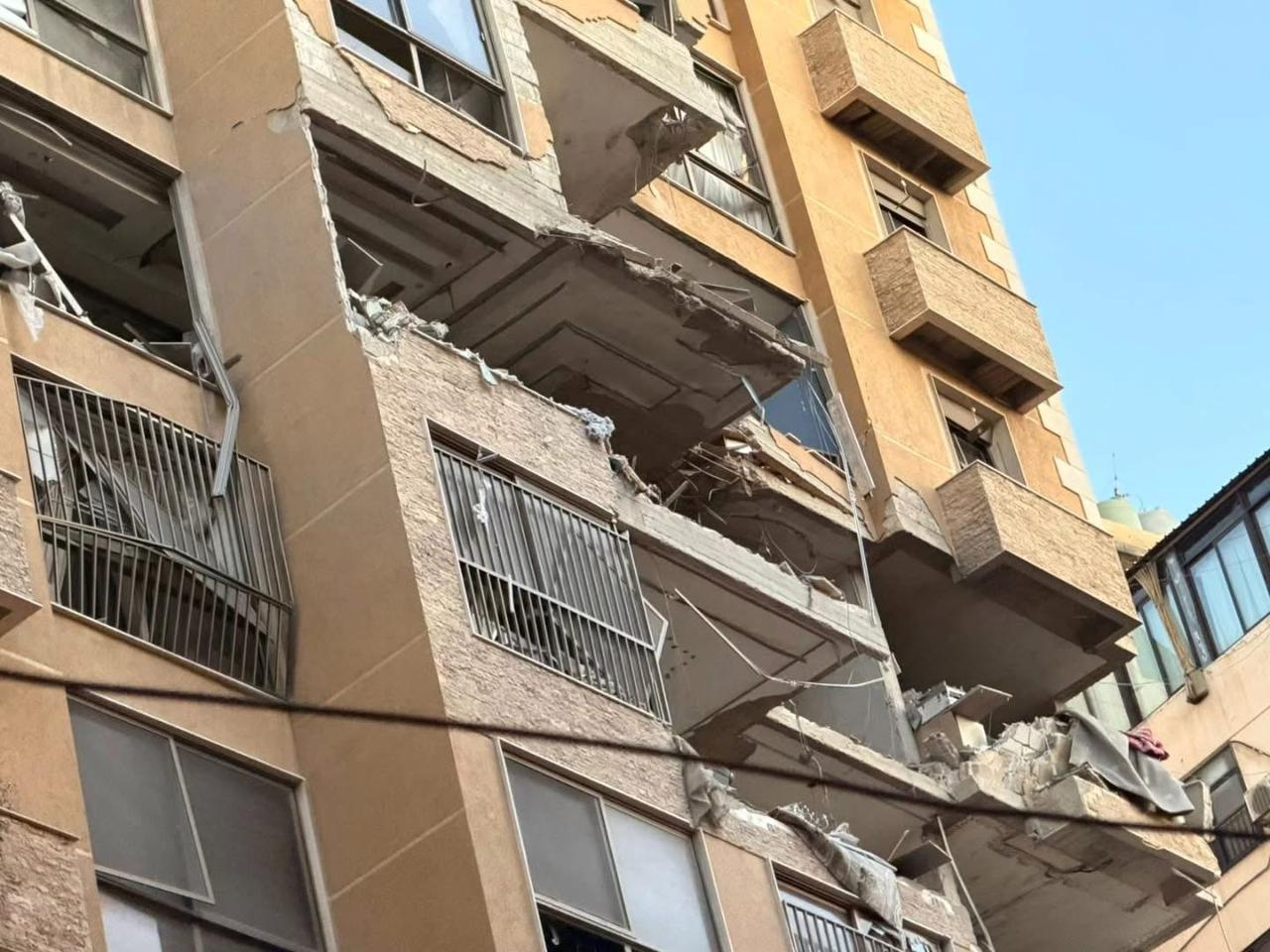 صورة توضيحية - دمار في الشقة المستهدفة بمنطقة عائشة بكار في العاصمة بيروت