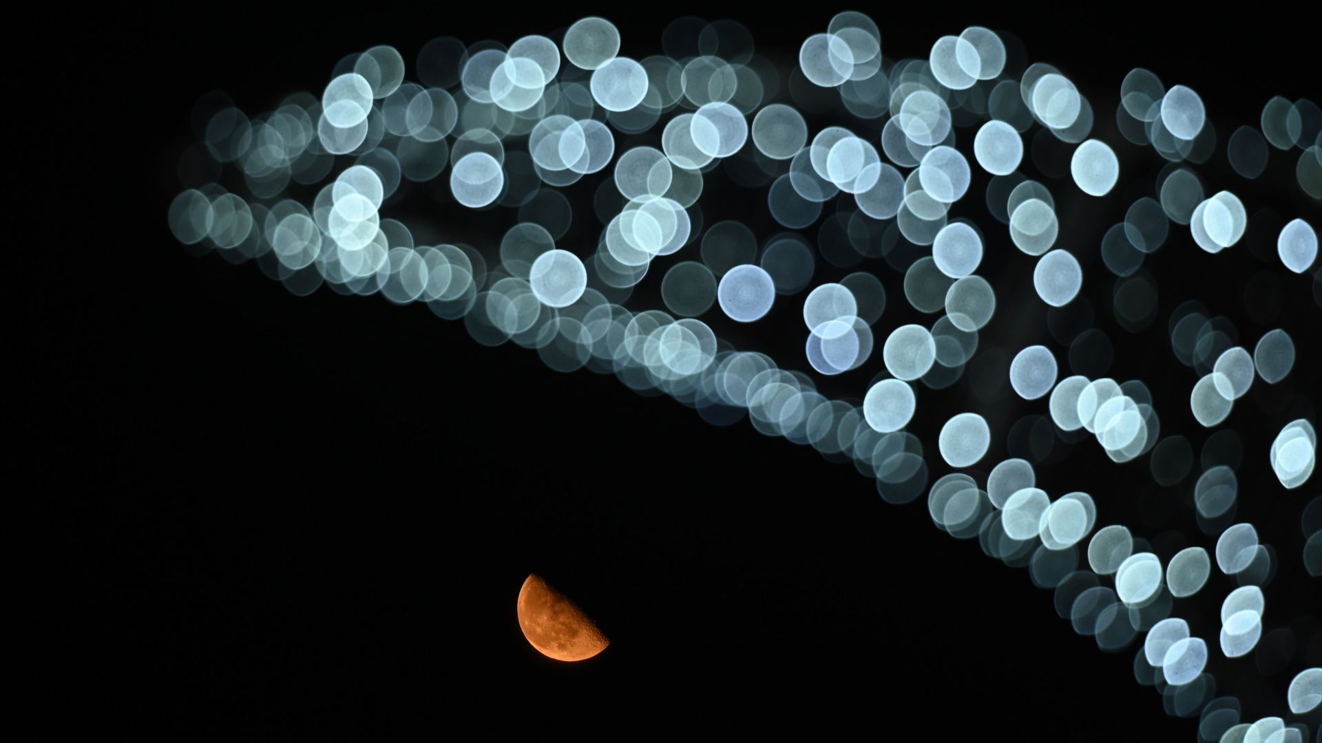 صورة توضيحية - القمر يصل إلى مرحلة الربع الثالث غدًا! إليك ما تحتاج إلى معرفته