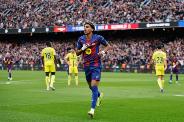 لاعب برشلونة لامين يامال يحتفل بتسجيل الهدف الثاني لفريقه خلال مباراة الدوري الإسباني لكرة القدم بين برشلونة وفياريال في برشلونة، إسبانيا، السبت 28 فبراير 2026. (صورة AP / جوان مونفورت)