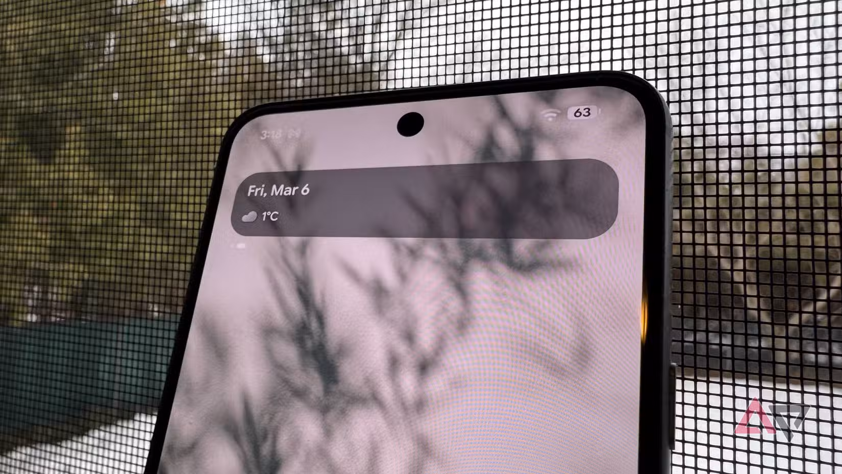 أدى هذا التغيير إلى إيقاف أداة Pixel's At a Glance من محاربة ورق الحائط ال بي