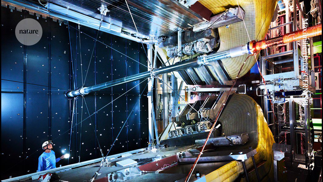 صورة توضيحية - رائد العلوم في المملكة المتحدة يتحدث عن الخطأ في تخفيضات التمويل الأخيرة