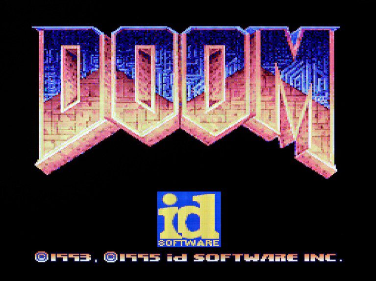 لقطة شاشة لشعار لعبة فيديو Doom الذي يعمل على وحدة تحكم ألعاب Sony Playstation.