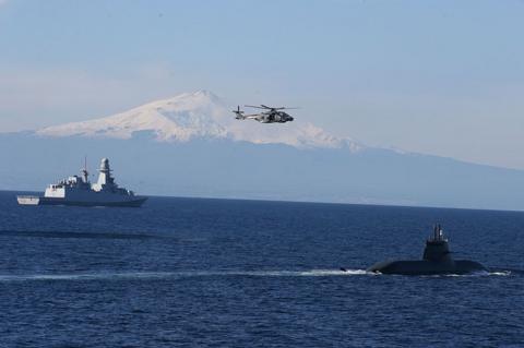 صورة توضيحية - الحرب الأمريكية الإسرائيلية مع إيران آثار الدمار في جميع أنحاء طهران ودول أوروبية تدفع بقواتها البحرية إلى الشرق الأوسط