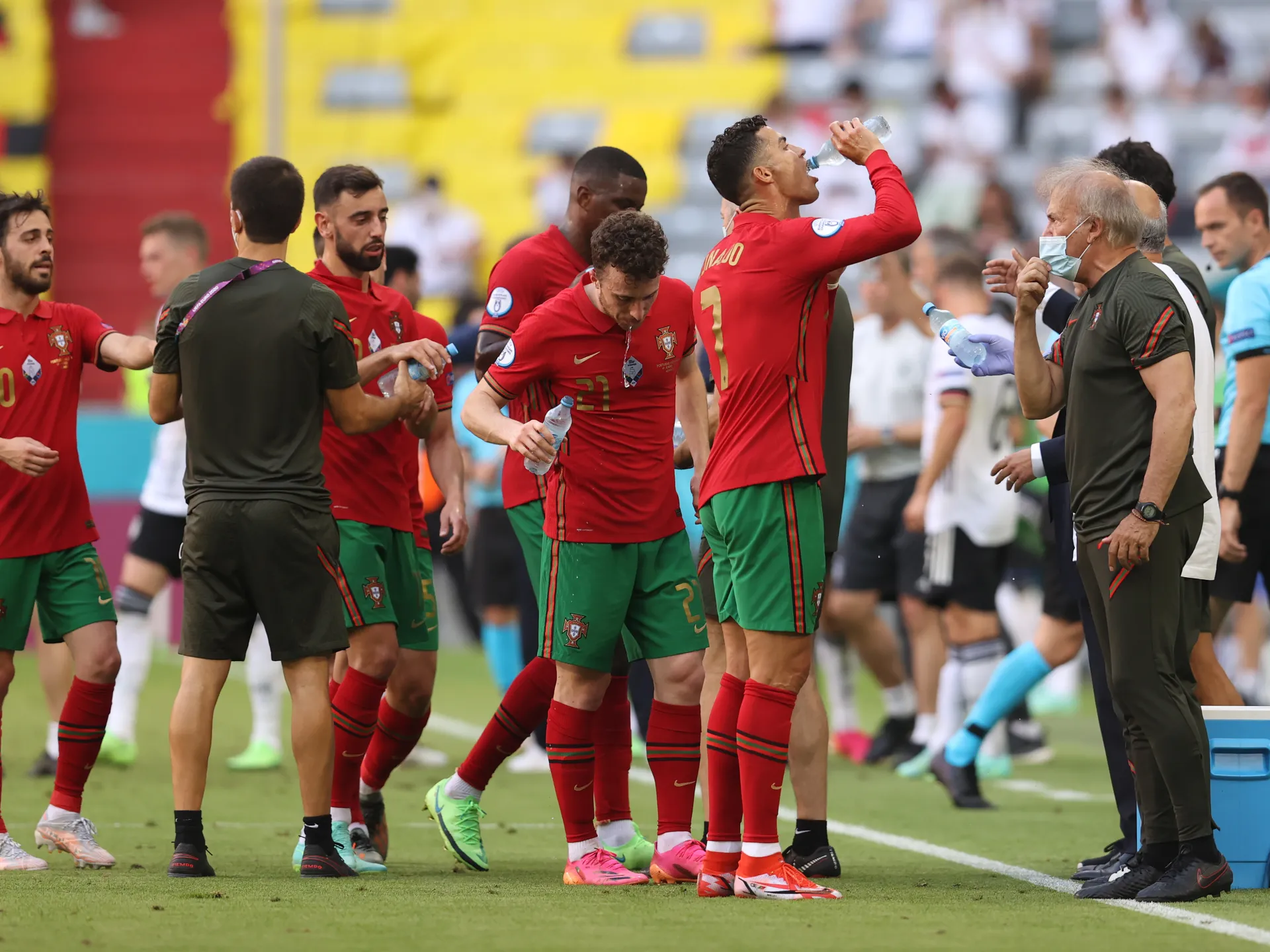 صورة توضيحية - بعد زيادة مدتها.. الفيفا يقرر عرض إعلانات في استراحة شرب المياه بمباريات كأس العالم رياضة