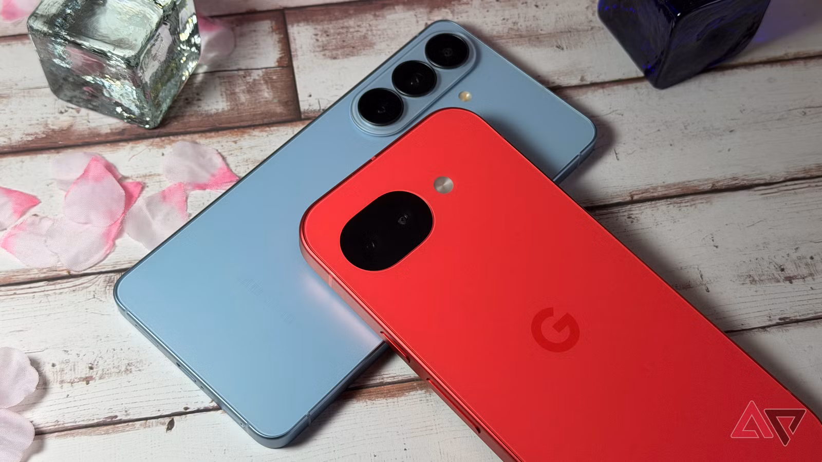 صورة توضيحية - يشرح هاتفا Galaxy S26 وPixel 10a سبب كون عام 2026 فوضويًا بالنسبة لمشتري الهواتف