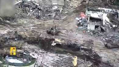 بالفيديو | مشاهد من عملية استهداف المقاومة الإسلامية ناقلة جند ودبّابة ميركافا في ساحة بلدة الطيبة جنوب لبنان بمحلّقتين انقضاضيتين