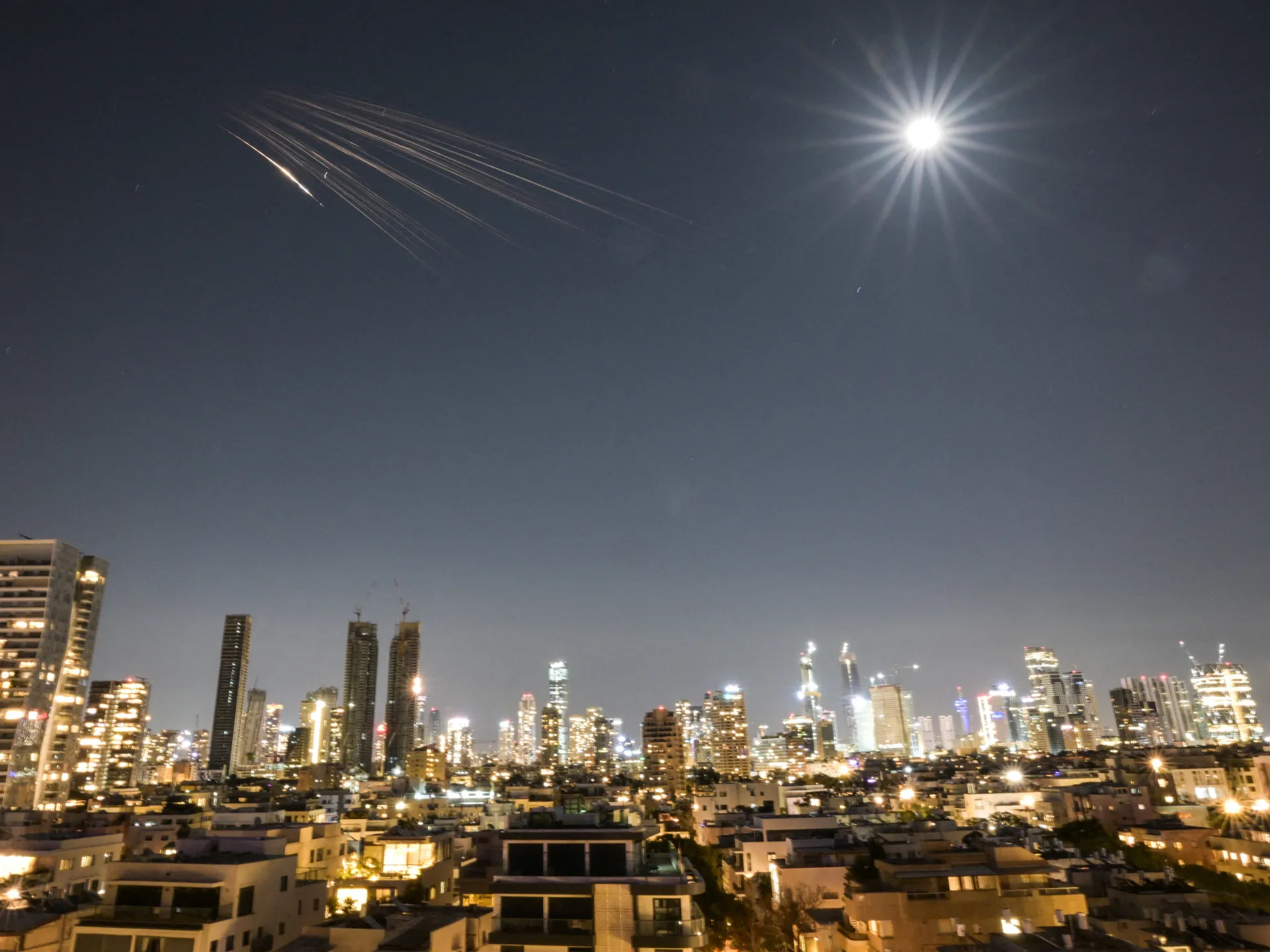 صورة توضيحية - استفيقوا قبل فوات الأوان لا للحرب الظالمة على إيران سياسة