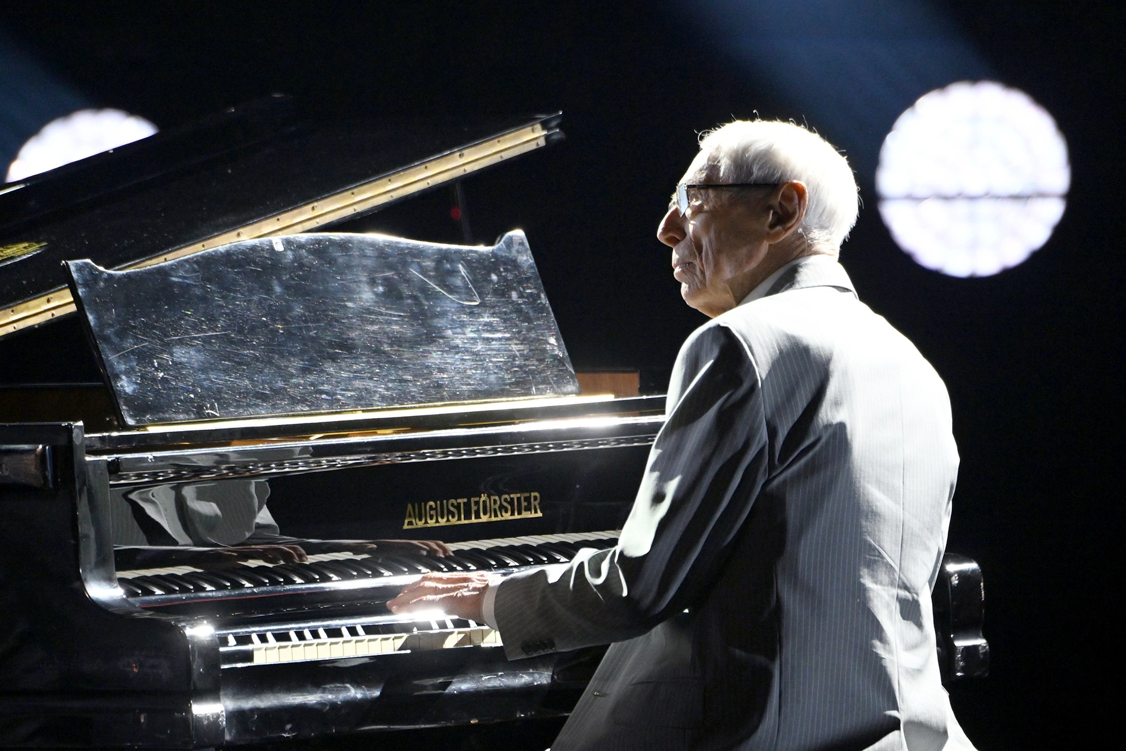 صورة توضيحية - الملحن ألكسندر زاتسيبين لا تقلق بشأن الماضي بل عش في الحاضر