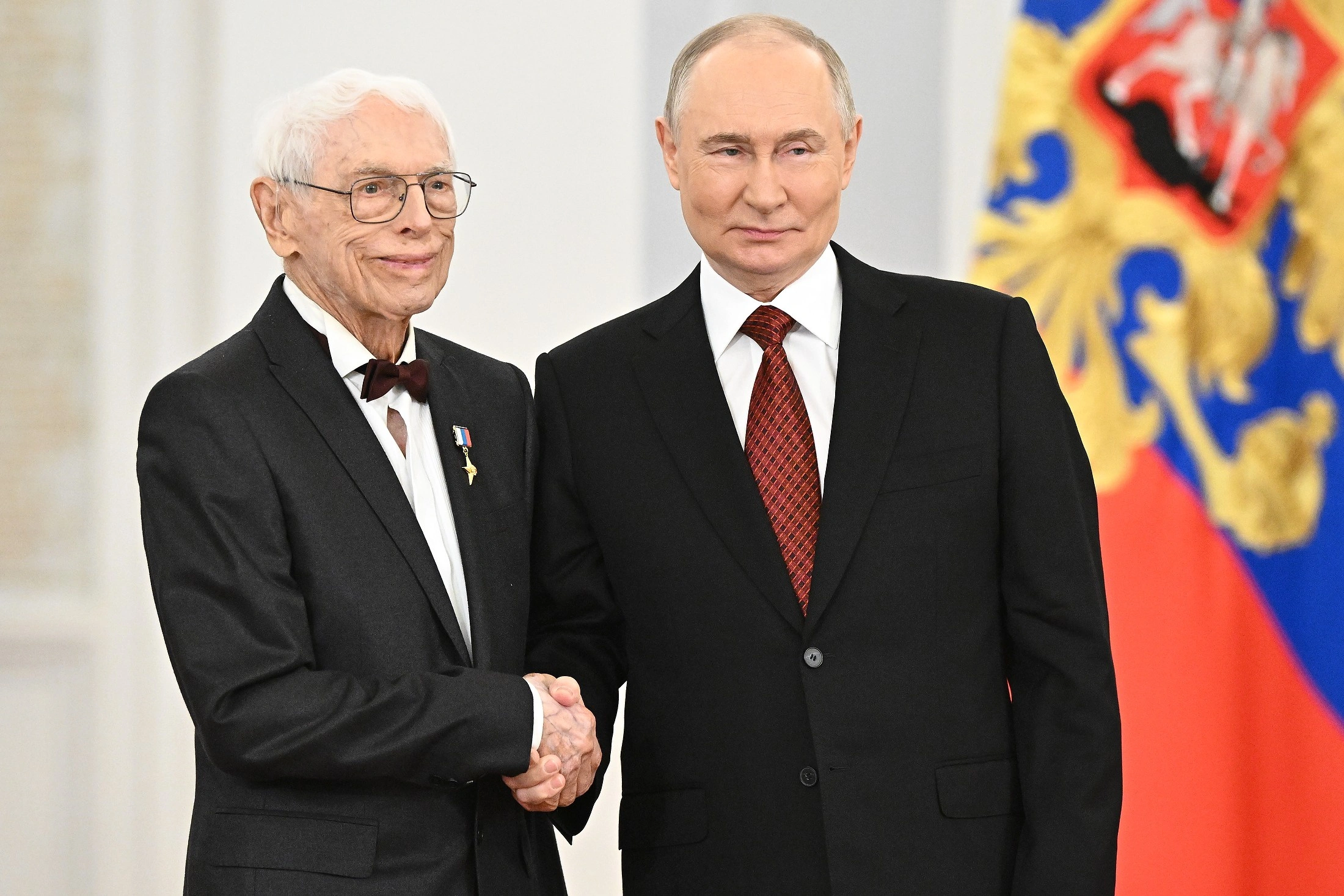 صورة توضيحية - يبلغ عمر الملحن ألكسندر زاتسيبين 100 عام