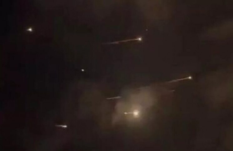 أمطار من القنابل في قلب إسرائيل.. صواريخ عنقودية إيرانية تتجاوز الدفاعات وتضرب مناطق مأهولة