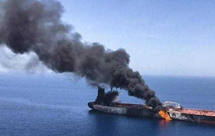 إيران تعلن ضرب ناقلة نفط في مضيق “هرمز” وتتوعد القوات الأمريكية