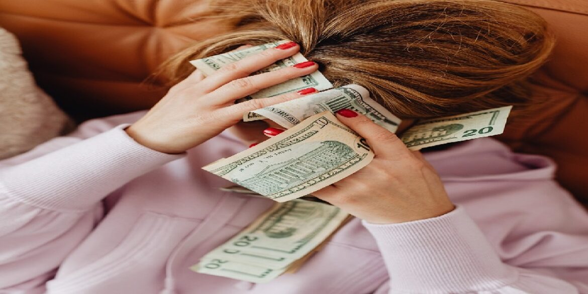 احتيال بـ 2.5 مليون دولارًا.. كشف تفاصيل أكبر سرقة للمساعدات الطلابية في ميشيغان
