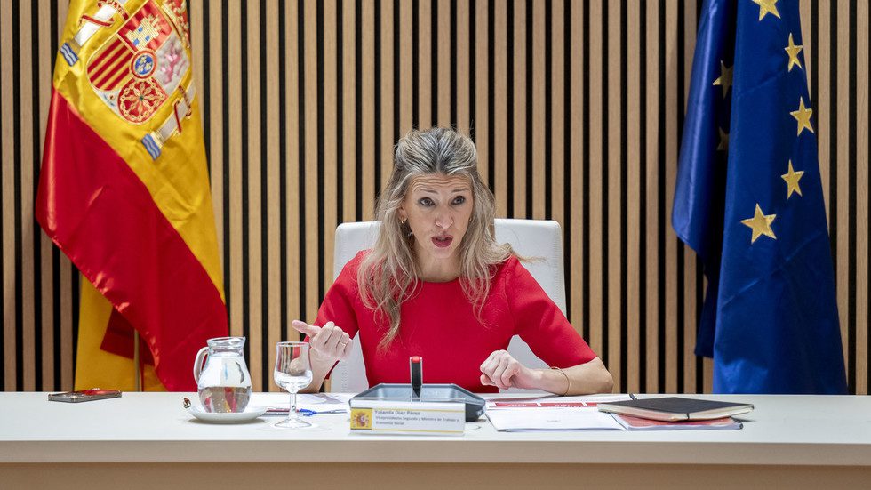 الاتحاد الأوروبي “احتجز رهينة” لدى ترامب بشأن حرب إيران – نائب رئيس الوزراء الإسباني