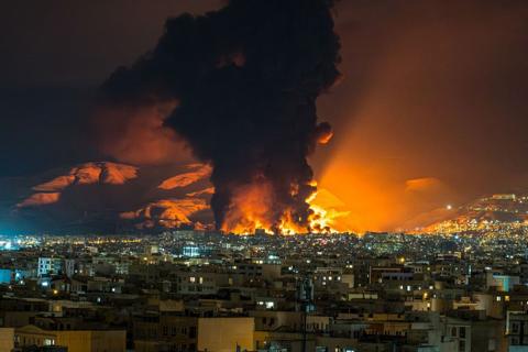 الحرب الأمريكية الإسرائيلية مع إيران دونالد ترامب يتوعد إيران “بالموت والنار” إذا تم المساس بمضيق هرمز وإيران تتعهد بمنع تصدير “لتر واحد” من النفط