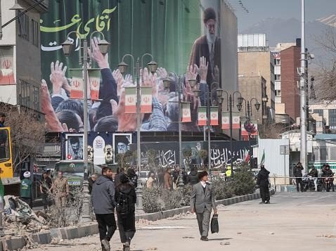 الحرب لن تؤدي لإسقاط النظام بإيران
