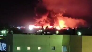 العراق.. حريق هائل يلتهم مخازن شركة أمريكية بعد قصفها في البصرة (فيديو)