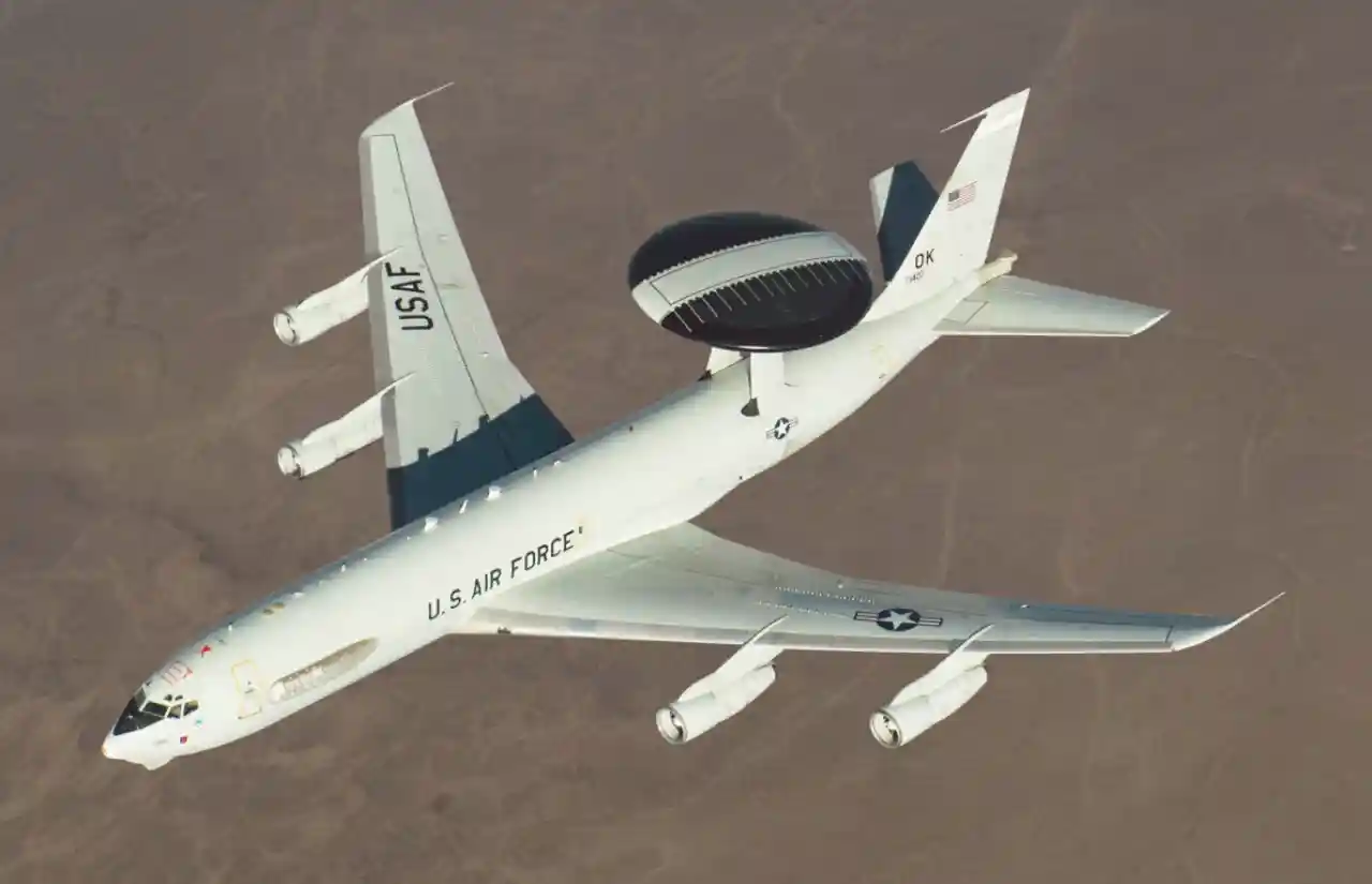 القوات الجوية الأمريكية تكثف استخدام “الرادار الطائر” E-3 Sentry لحماية إسرائيل بعد تدمير إيران الرادارات الأرضية