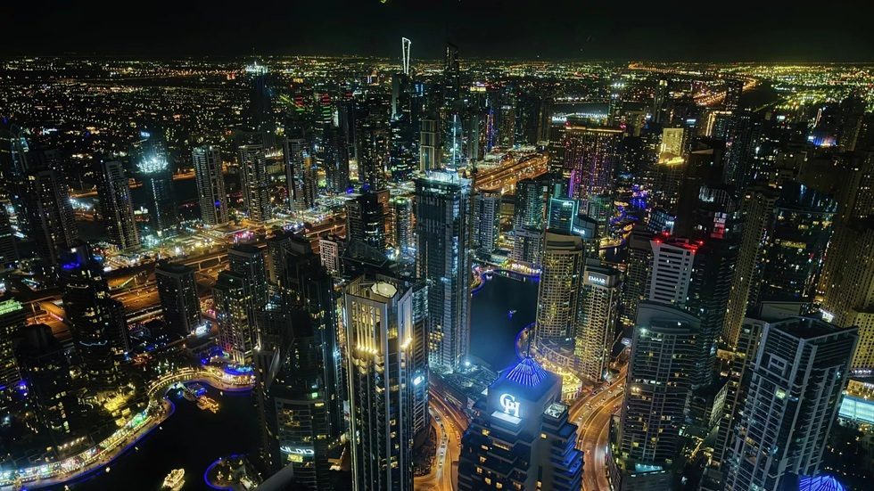 انفجار قوي يهز دبي وإصابة برج “مارينا 23”