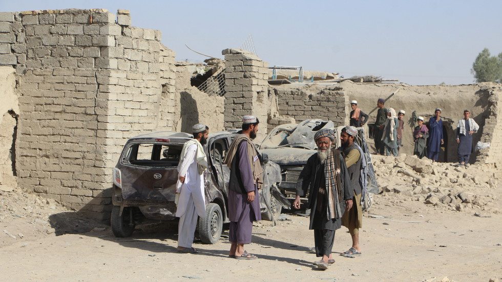 باكستان وأفغانستان تتبادلان إطلاق النار بكثافة بعد أيام من الهدنة