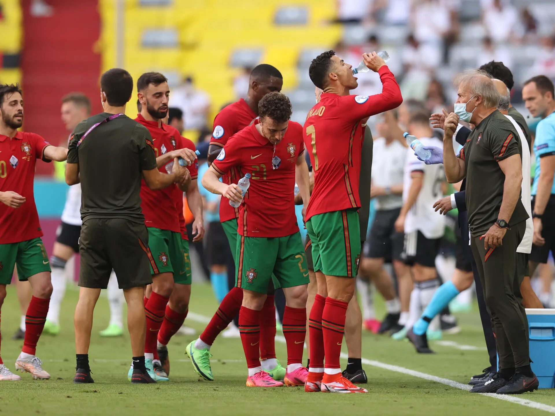 بعد زيادة مدتها.. الفيفا يقرر عرض إعلانات في استراحة شرب المياه بمباريات كأس العالم رياضة