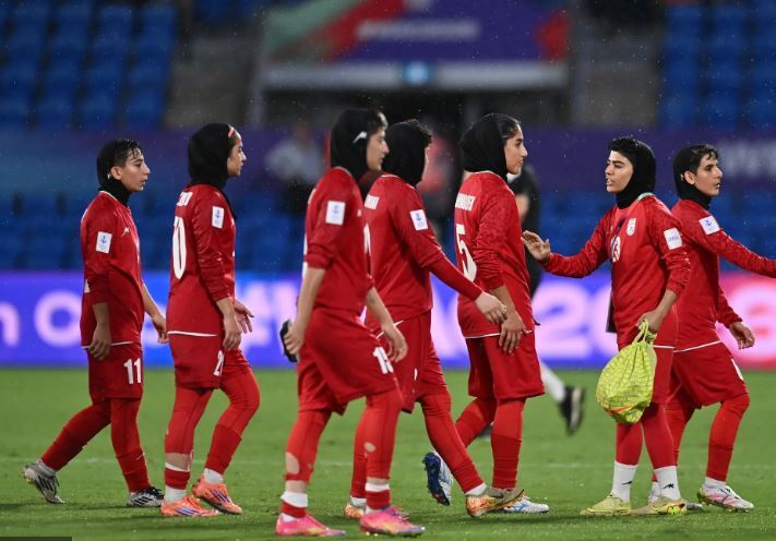 بعد وصفهن بـ”الخائنات”.. الحكومة الأسترالية تتدخل لإنقاذ لاعبات منتخب إيران للسيدات بعد وصفهن بـ”الخائنات”.. الحكومة الأسترالية تتدخل لإنقاذ لاعبات منتخب إيران للسيدات