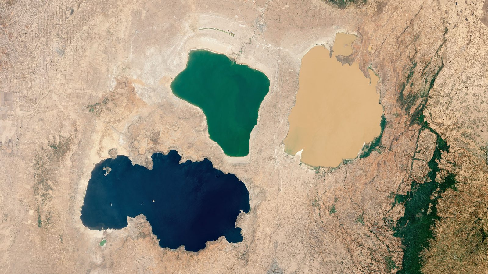 تظهر بحيرات شبحية ذات ألوان قوس قزح حول “المكان الأبيض العظيم” في ناميبيا – الأرض من الفضاء