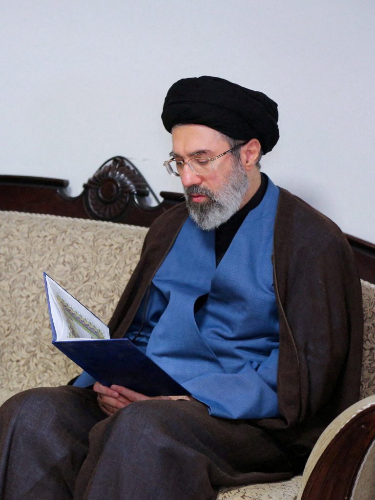 تم اختيار مجتبى خامنئي نجل المرشد الأعلى الإيراني الراحل ليحل محل والده