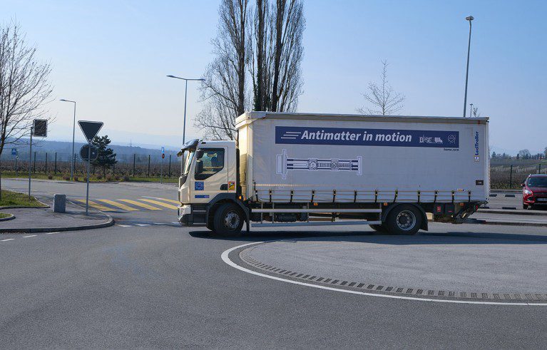تم نقل المادة المضادة لأول مرة على الإطلاق – في الجزء الخلفي من شاحنة CERN تم نقل المادة المضادة لأول مرة على الإطلاق – في الجزء الخلفي من شاحنة CERN