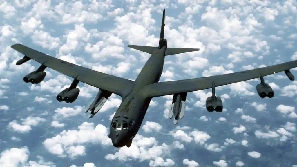 تحطم قاذفة B-52 أمريكية بعد إقلاعها من قاعدة إدواردز في كاليفورنيا