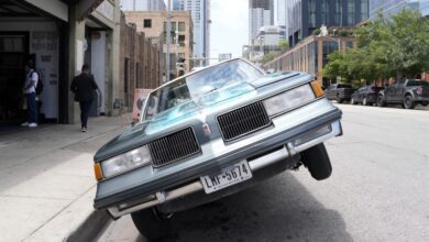 طوابع بريدية أمريكية جديدة تكرّم الإبداع اللامع الذي يتحدى الجاذبية في ثقافة السيارات المنخفضة