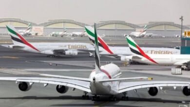 طيران الإمارات تعلن تعليق جميع الرحلات من وإلى دبى
