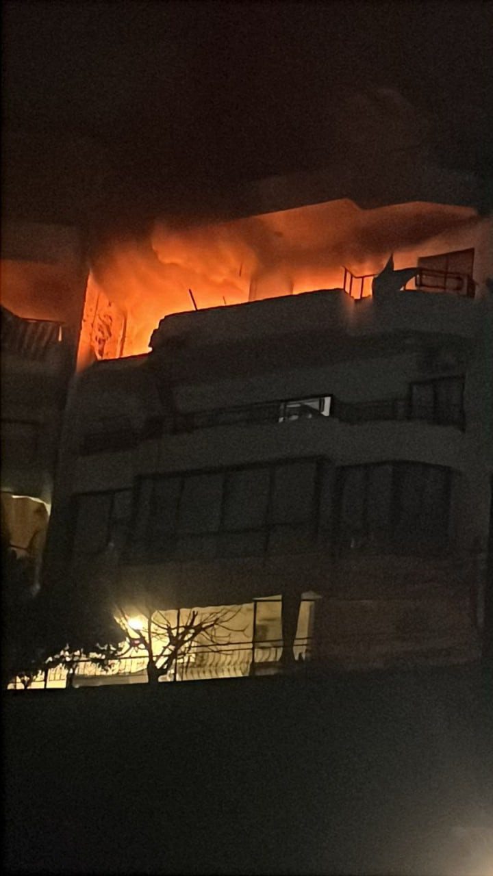 غارة إسرائيلية تستهدف شقة سكنية في منطقة شرحبيل بمدينة صيدا جنوبي لبنان