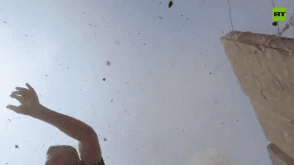 غارة إسرائيلية تستهدف صحفي RT (فيديو مؤثر)