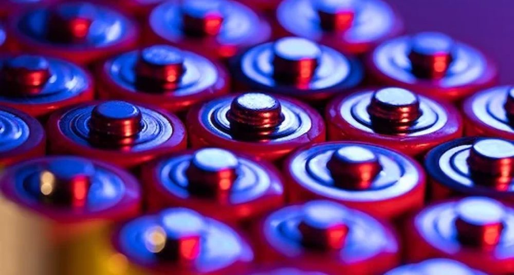 لقد تعلم الفيزيائيون استخراج جميع المعادن من البطاريات القديمة باستخدام الموجات الدقيقة