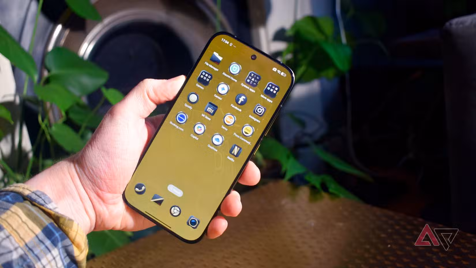 لقد كنت أستخدم نظام Android الجديد الذي يحمل سمة الرجل الحديدي لمدة أسبوعين، وقد علمني ما الذي يجعل الهاتف ذو السمة رائعًا