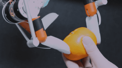يد روبوتية بثلاثة أصابع مع أظافر من أجل قبضة دقيقة