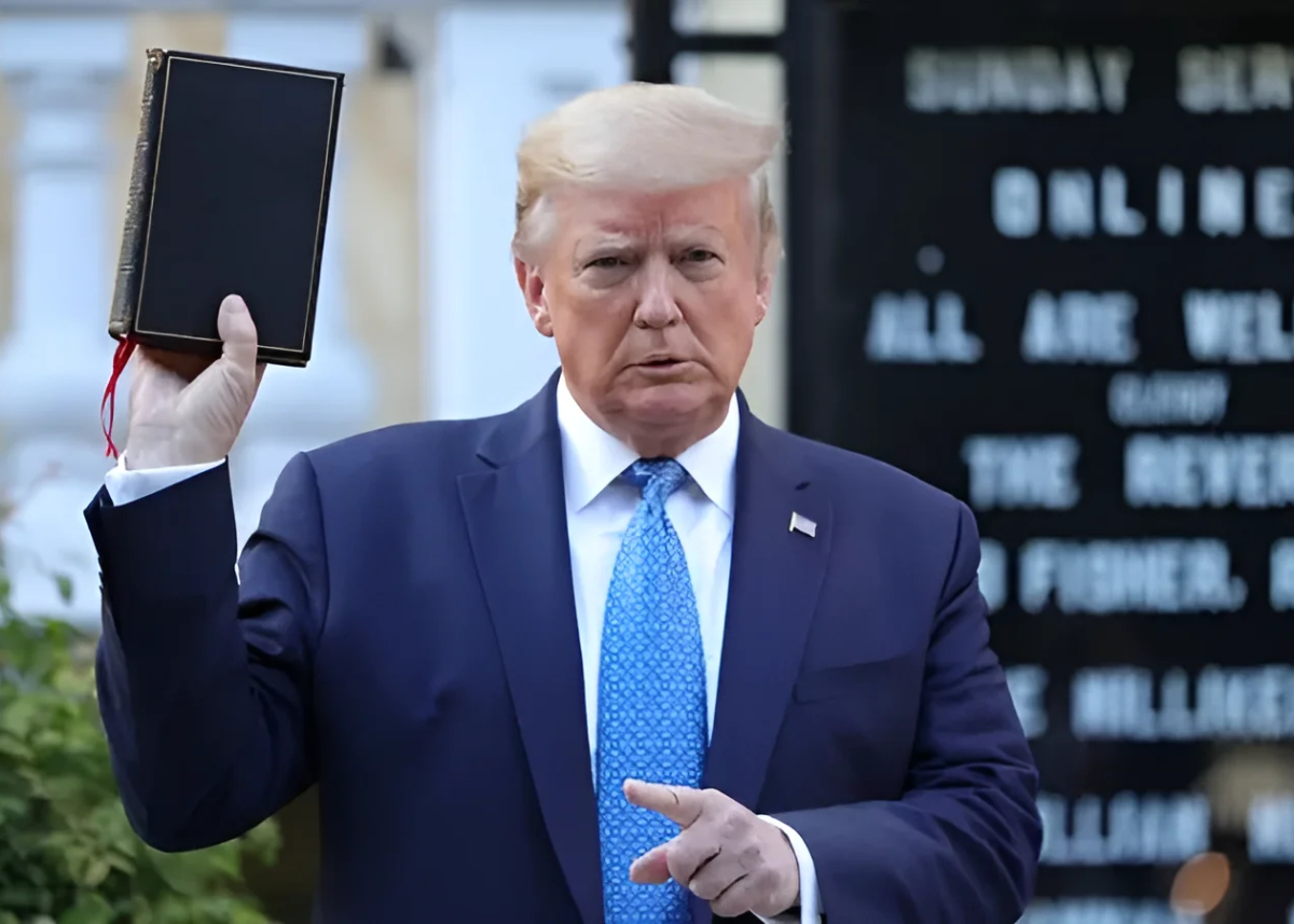 الدين والسياسة في أمريكا  ترمب  مواجهة مفتوحة بين البيت الأبيض والكنيسة jpg