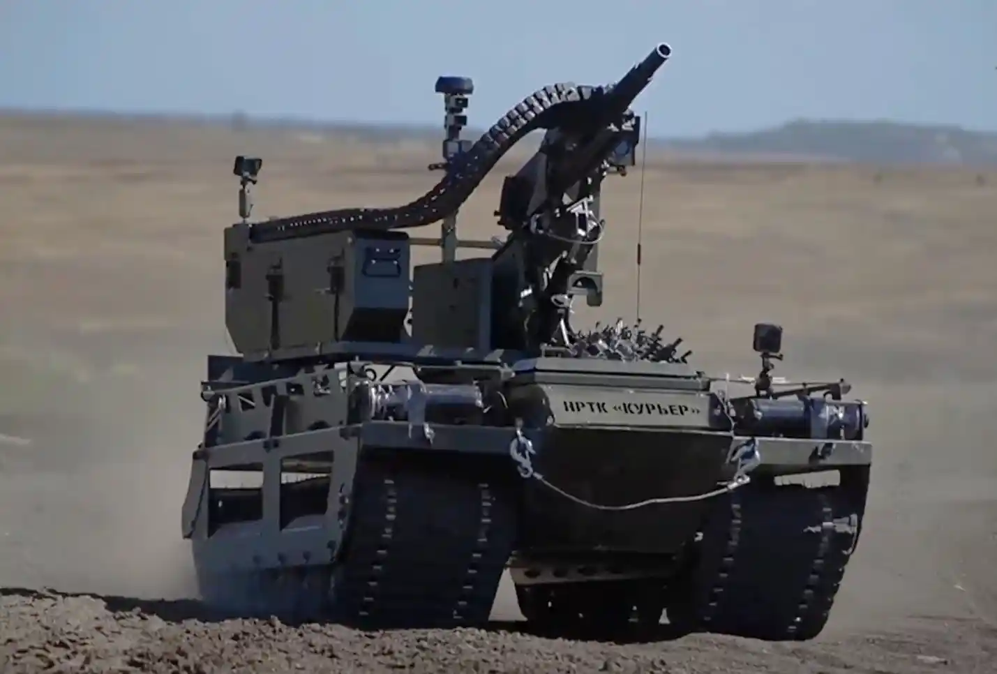 روسيا تختبر روبوتًا قتاليًا جديدًا متعدد الوظائف في ساحة المعركة الأوكرانية، مزودًا برشاش وقاذف قناب webp
