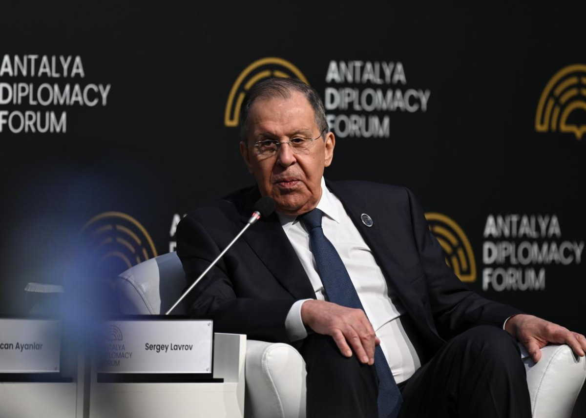 لافروف يفتح باب التفاوض بيمينه  ويلوح بنقل الحرب خارج أوكرانيا بشماله jpg