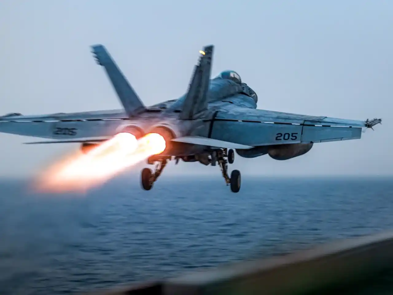 مقاتلات سوبر هورنت وطائرات حرب إلكترونية تحلق قرب المجال الجوي لفنزويلا 1 webp