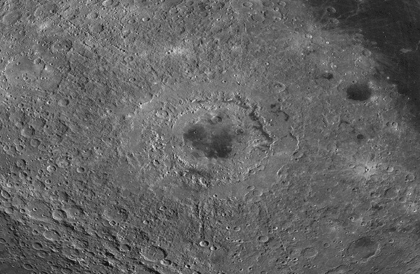 صورة غير مسبوقة من الحافة اليمنى للقمر