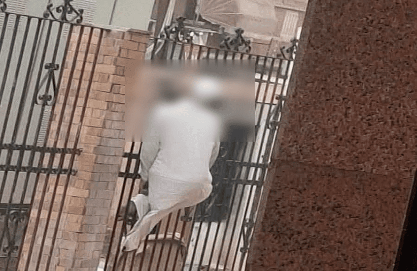 جثمان معلق على سور المستشفى.. مصري ينهي حياته بطريقة مروعة