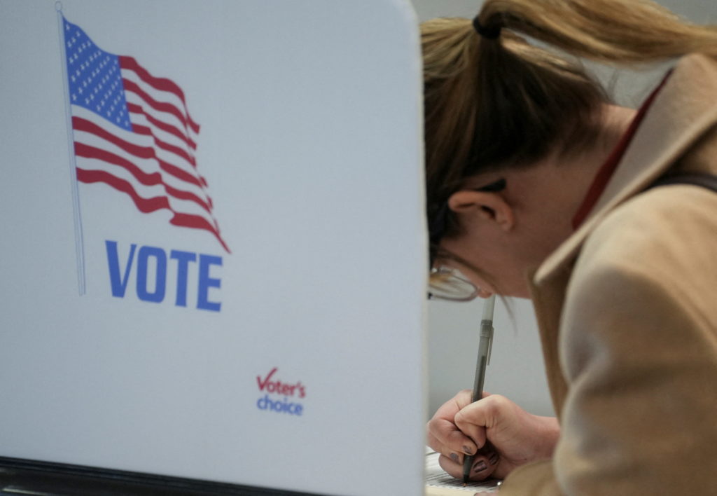 2025 11 04T181329Z 631680499 RC2QPHALDH8J RTRMADP 3 USA ELECTION VIRGINIA 1024  215 708 jpg