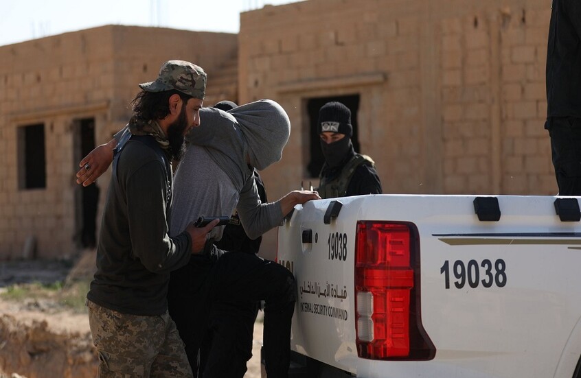 سوريا.. حملة مداهمات في موحسن بريف دير الزور الشرقي تستهدف خلايا 