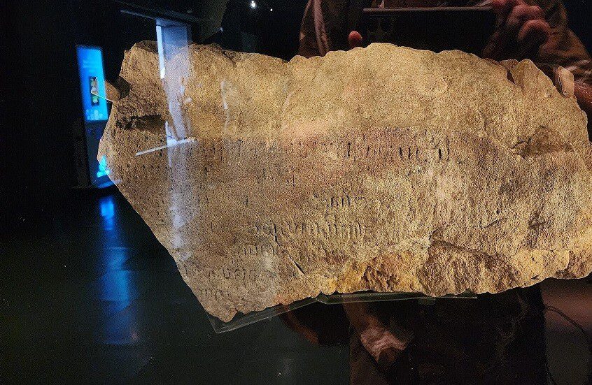 بعد قرنين من الغموض.. شبكة عصبية تقرأ حجر سنغافورة!