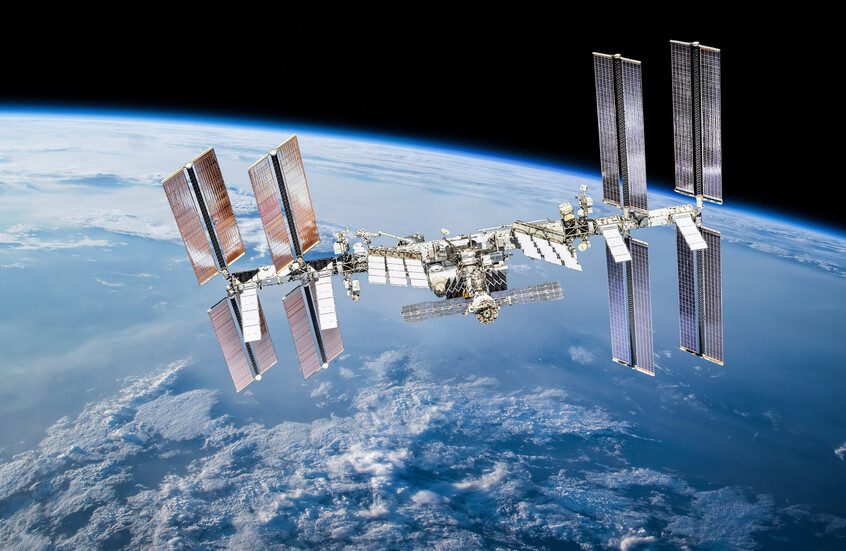 رائد ناسا يربك متابعيه بصورة لـ