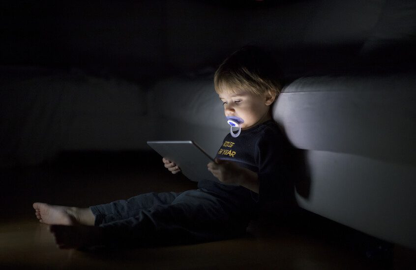 7 طرق تضر بها الشاشات صحة طفلك
