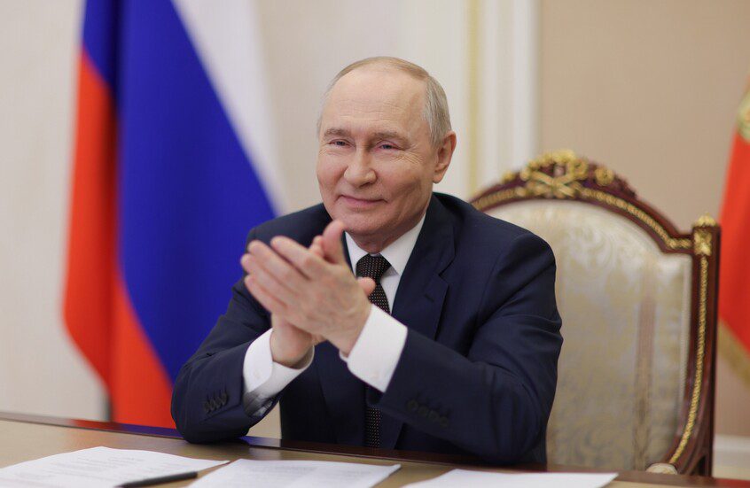 بوتين يدشن حركة الشاحنات المسيرة على طريق 